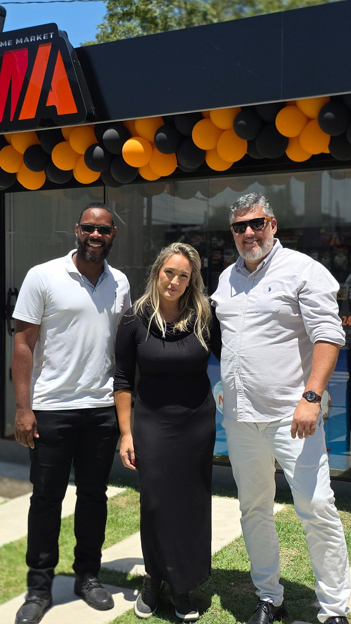 Parceiros em frente a uma unidade MA Home Market